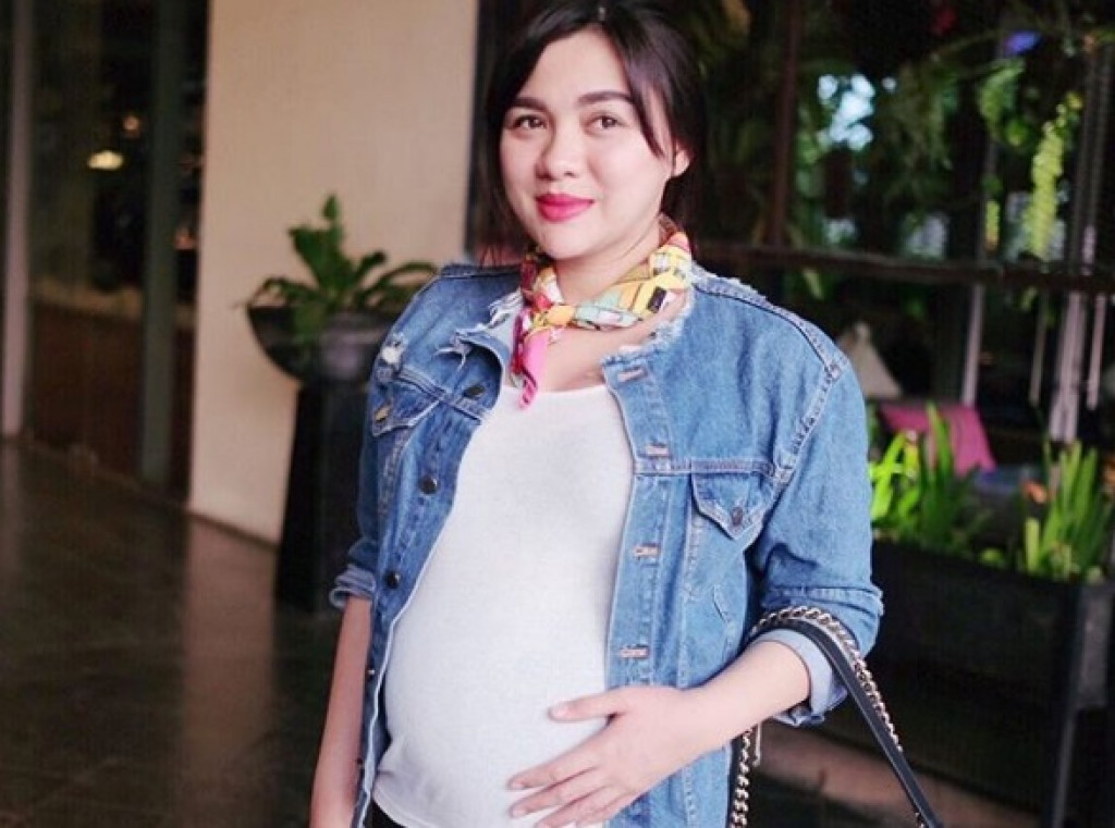 Vicky Shu tengah hamil.