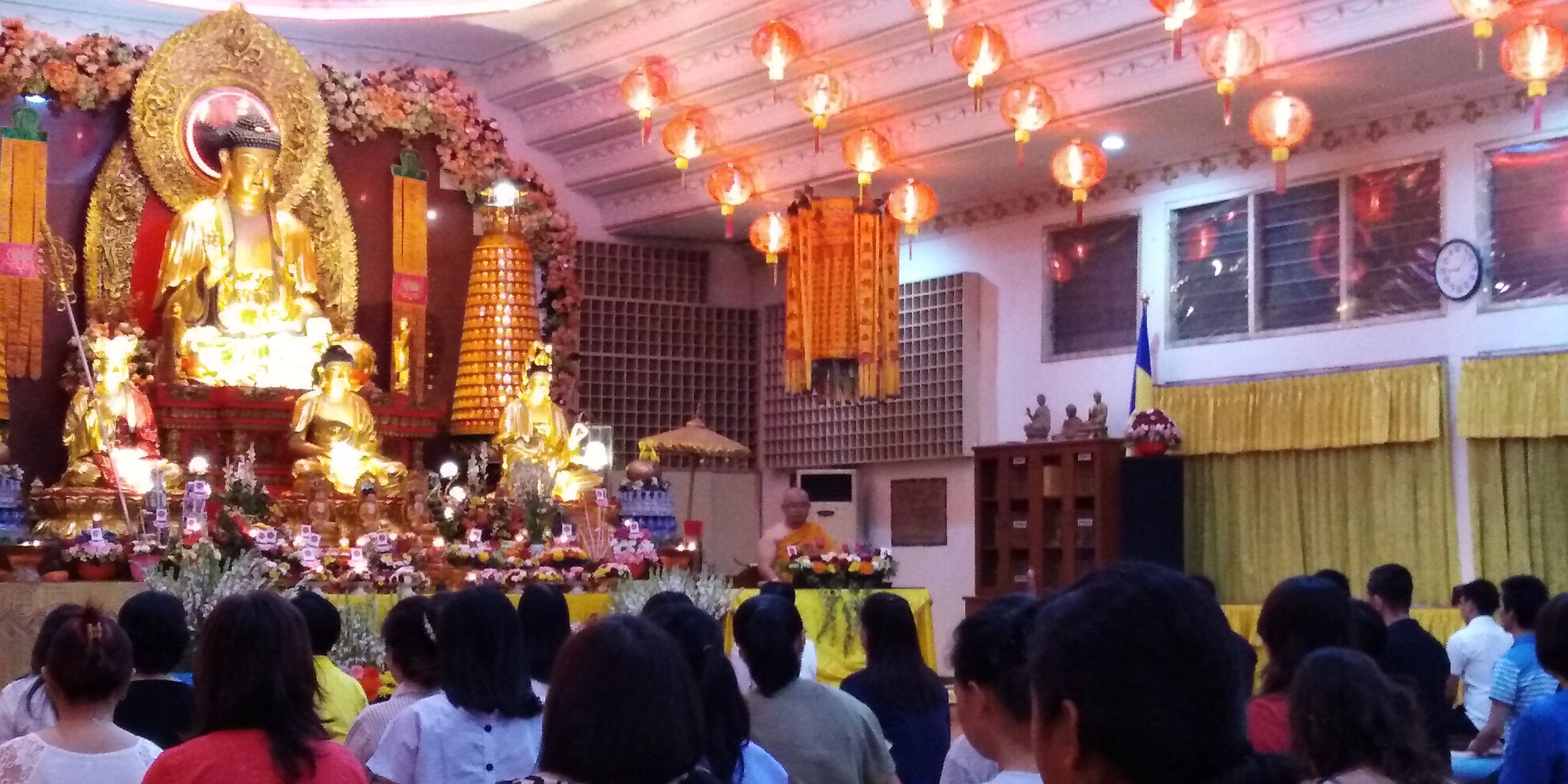 Detik-detik Waisak, Umat Buddha di Vihara Buddhayana, bilangan Putat Gede Surabaya, Selasa 29 Mei 2018. (Foto: frd/ngopibareng.id)