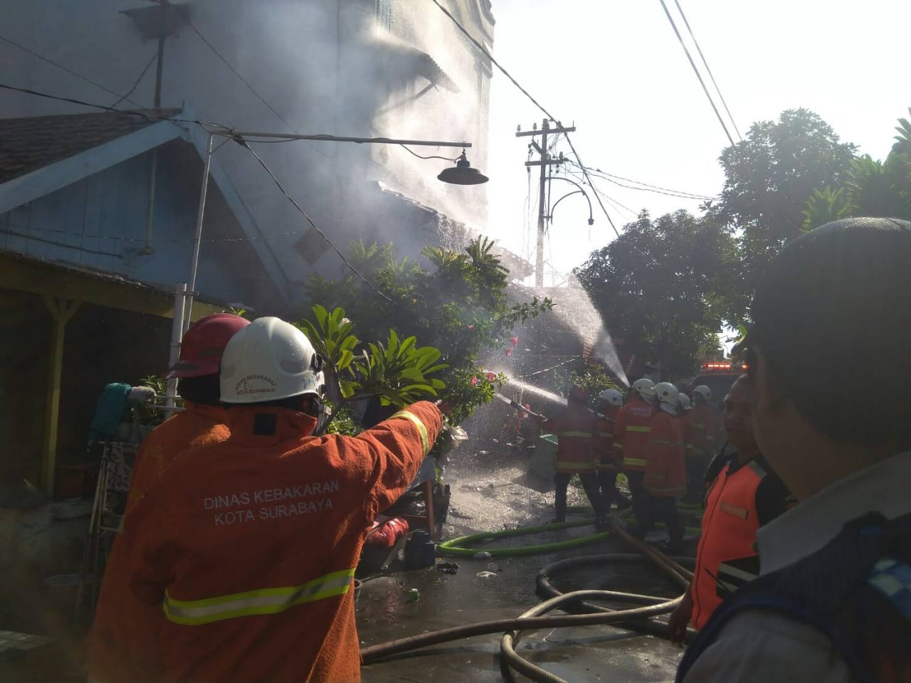 Kebakaran di di rumah kos di daerah Kebalen, Surabaya, Selasa 29 Mei 2018. (foto: Istimewa)