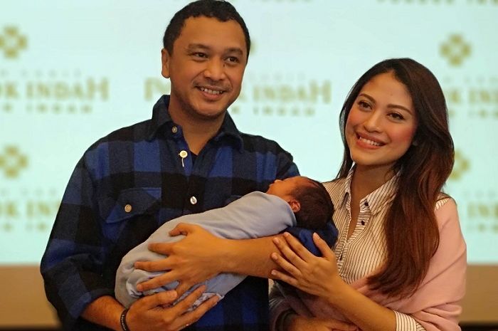 Giring 'Nidji' Ganesha dan istri, Cynthia Riza memperkenalkan anak keempat yang lahir di RS Pondok Indah, Jakarta Selatan pada Senin (28/5/2018).