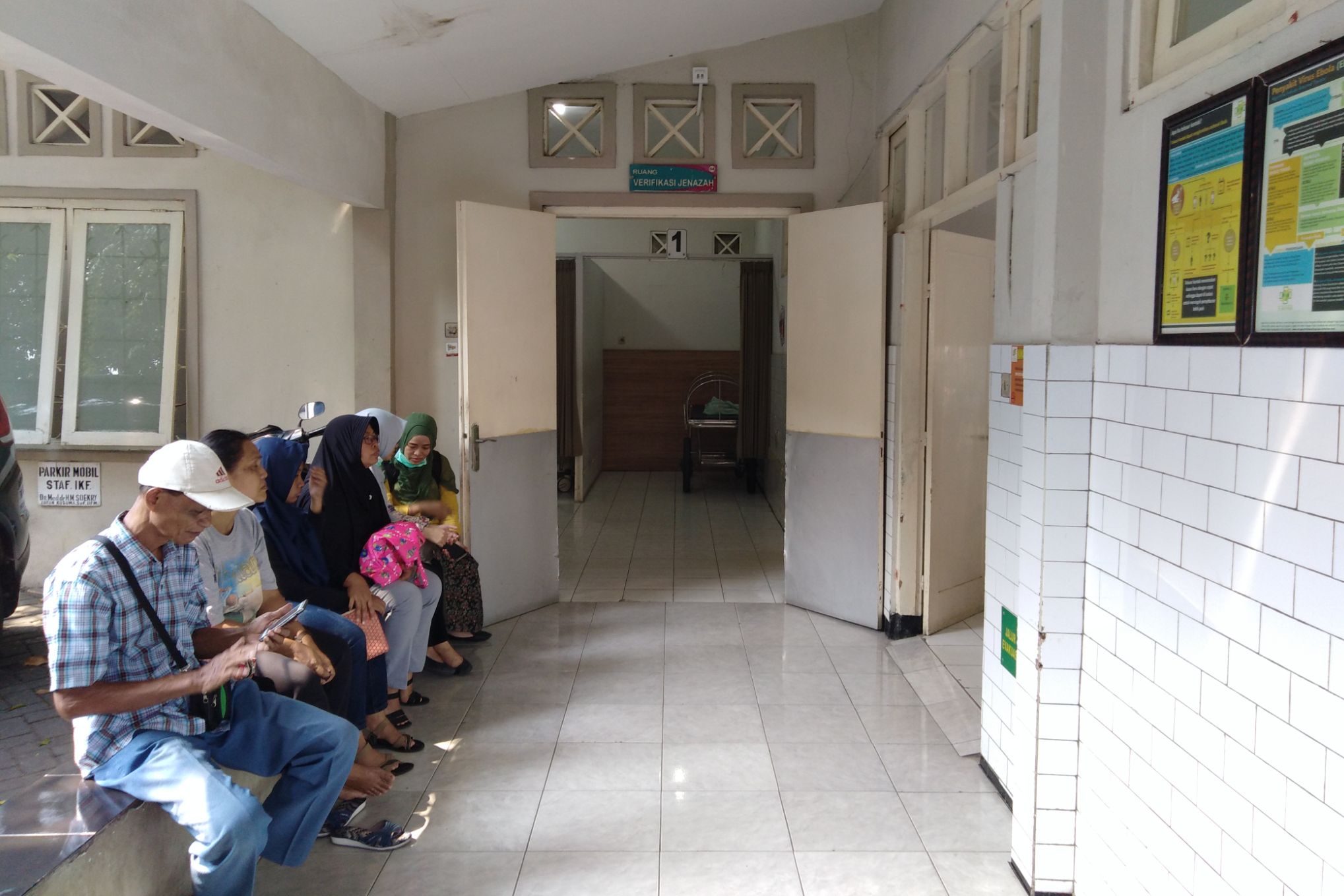 Pihak keluarga korban tengah menunggu proses identifikasi di ruang tunggu kamar jenazah RSUD Dr. Soetomo, Surabaya, Rabu, 30 Mei 2018. (foto: frd /ngopibareng.id) 