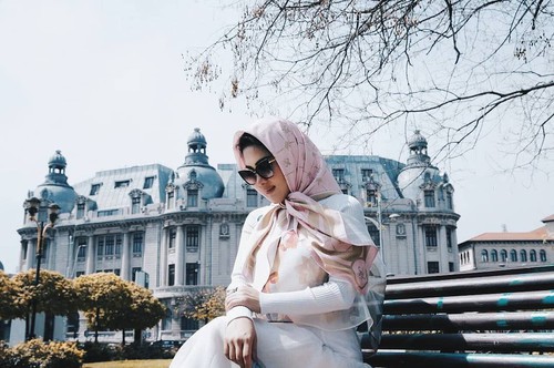 Syahrini pemotretan iklan scarf di Rumania. foto: instagram/fatimahsyahrini.