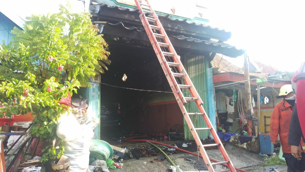 Kondisi rumah yang kebakar di Jalan Kebalen Surabaya. 