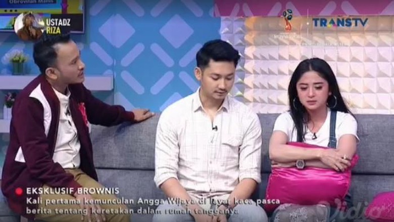 Dewi Perssik dipertemukan dengan suami, Angga Wijaya di acara Brownies, Rabu (30/5/2018).