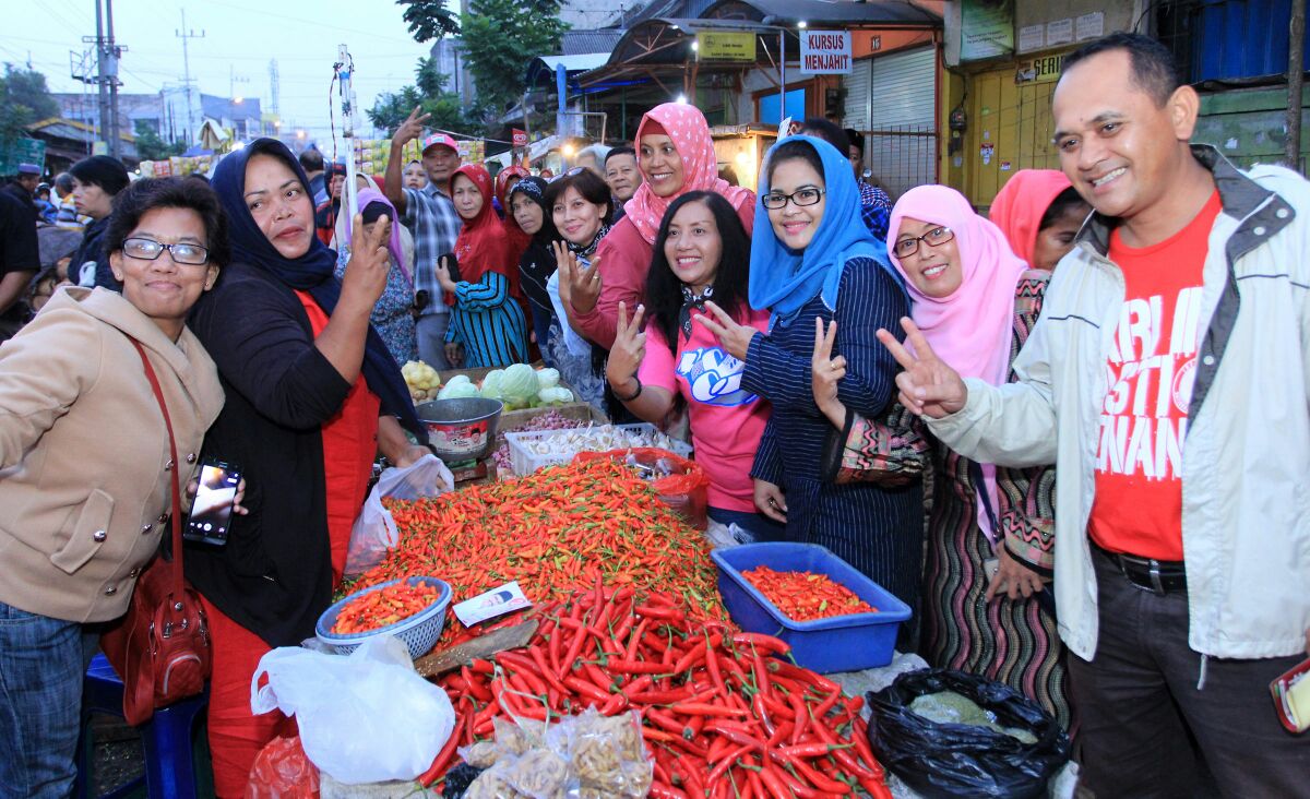 Puti Guntur Soekarno, menyapa pembeli dan pedagang pasar Kebalen Malang, Rabu, 30 Mei 2018. 