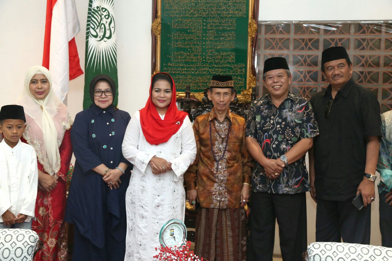 Puti Guntur Soekarno berkunjung ke kediaman KH. Abdul Latif Madjid RA, Pengasuh Pondok Pesantren Kedunglo, Al Munadhdhoroh, di Bandar Lor, Mojoroto, Kota Kediri, Rabu, 30 Mei 2018. 