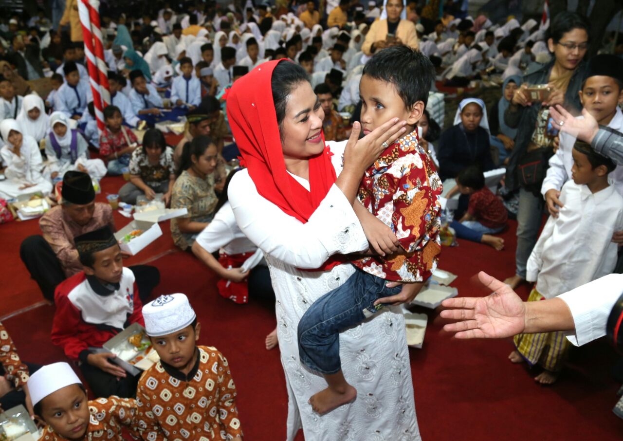 Puti Guntur Soekarno melakukan buka puasa bersama seribu anak yatim piatu se-Blitar Raya. Acara tersebut dilakukan di areal Makam Bung Karno, Bendogerit, Blitar, Rabu, 30 Mei 2018.