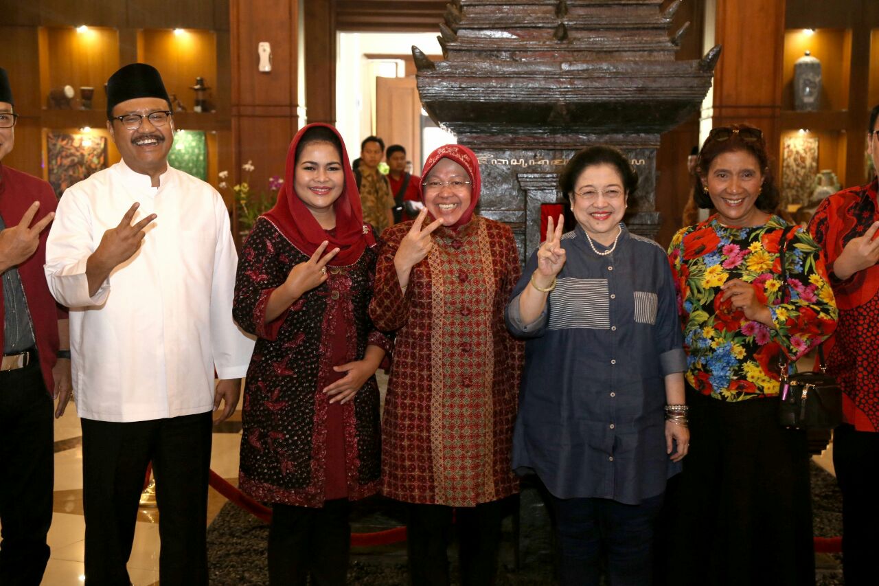 Gus Ipul bersama Puti saat menyambut Ketua Umum PDI Perjuangan Megawati Soekarno Putri dan Menteri Kelautan dan Perikanan Susi Pudjiastuti di Bandara Juanda. 