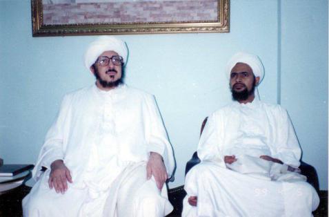 GURU ULAMA: Dr. Sayyid Muhammad bin Alwi Al Maliki bersama Habib Umar al-Hafifz. (foto: dok ngopibareng.id)