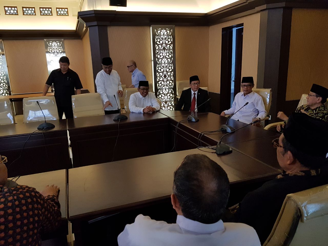 SILATURAHIM: Haedar Nashir ketika menerima kunjungan Menteri Agama Lukman Hakim Saifuddin. (foto: ist)