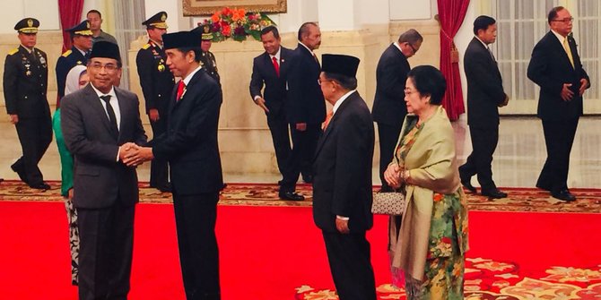 RESMI: KH Yahya Cholil Staquf setelah resmi dilantik menjadi Wantimpres oleh Presiden Joko Widodo di Istana Negara, Jakarta. (foto: ist)