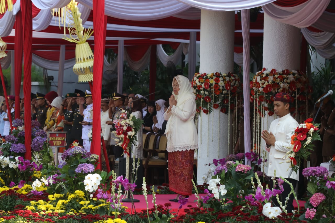 Wali Kota Risma saat memimpin peringatan HUT Kota Surabaya ke-725, di Taman Surya, Balai Kota Surabaya, Kamis, 31 Mei 2018.