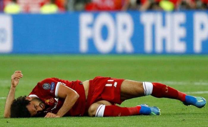 Mo Salah terbaring usai dibanting bek Real Madrid, Sergio Ramos pada Final Liga Champions oekan lalu. (foto: caughtoffside)