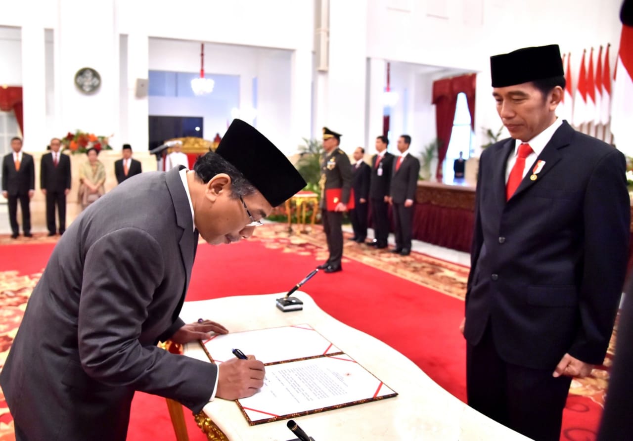 Presiden Joko Widodo melantik K.H. Yahya Cholil Staquf menjadi anggota Dewan Pertimbangan Presiden (Wantimpres) di Istana Negara, Jakarta. Kamis, 31 Mei 2018, siang. (Foto: Biro Pers Setpres) 
