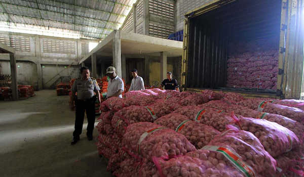 Ratusan ton bawang putih impor dari Tiongkok disita polisi, Kamis, 31 Mei 2018. 