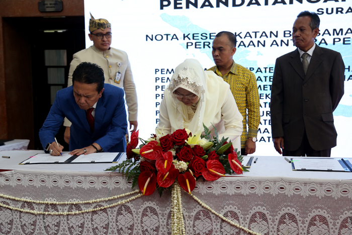 Wali Kota saat menandatangani MoU dengan 15 pemerintah kabupaten/kota, di Balai Kota Surabaya, Kamis, 31 Mei 2018. 