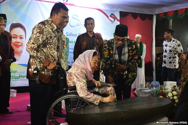 KEBERSAMAAN: Nyai Hj Sinta Nuriyah ketika melakukan Sahur Bersama di Yogyakarta. (foto: ist)