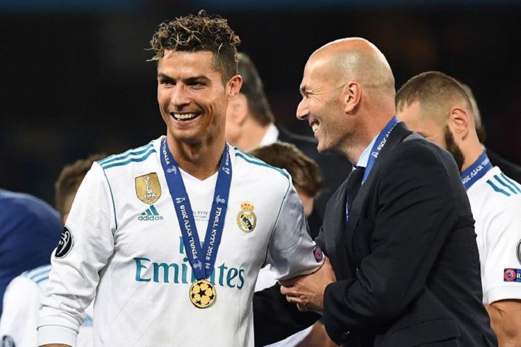Cristiano Ronaldo dan Zinedine Zidane usai Real Madrid kembali menjadi juara Liga Champions 2018 di Kiev, 26 Mei 2018. foto: AFP/Franck Fife.