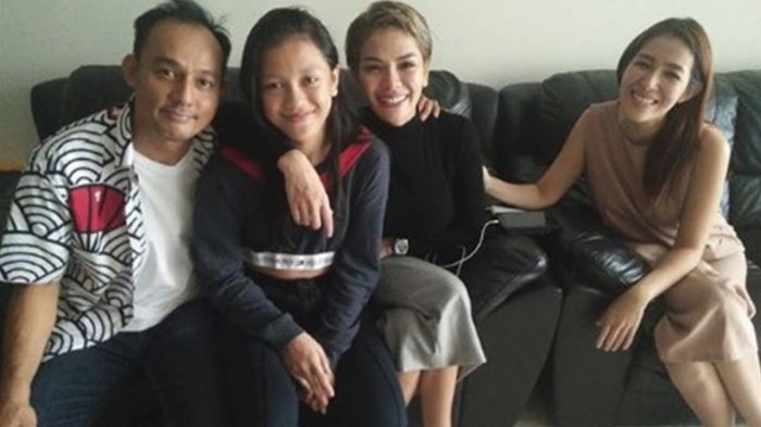 Nikita Mirzani bersama putri sulungnya, Laura Meizani Mawardi atau Loly dan Dipo Latief serta psikolog Elizabeth.