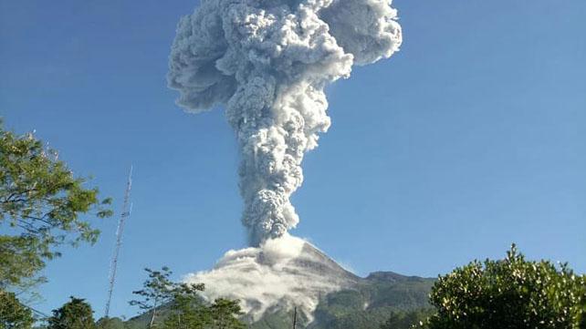 Gunung Merapi meletus pada Jumat 1 Juni 2018 pukul 08.20. (Foto: akun twitter @Sutopo_PN)