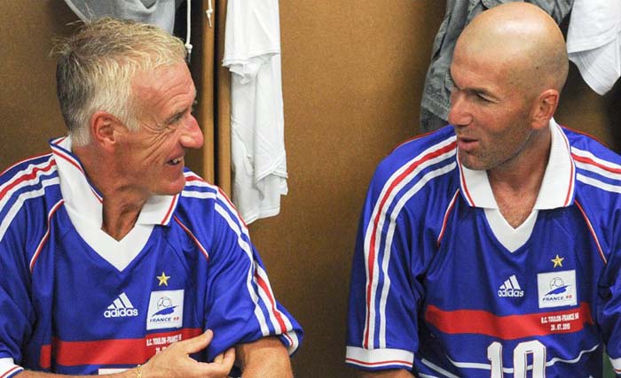 Didier Deschamps dan Zinedine  Zidane dalam seragam veteran Timnas Prancis beberapa waktu lalu. (foto: afp)