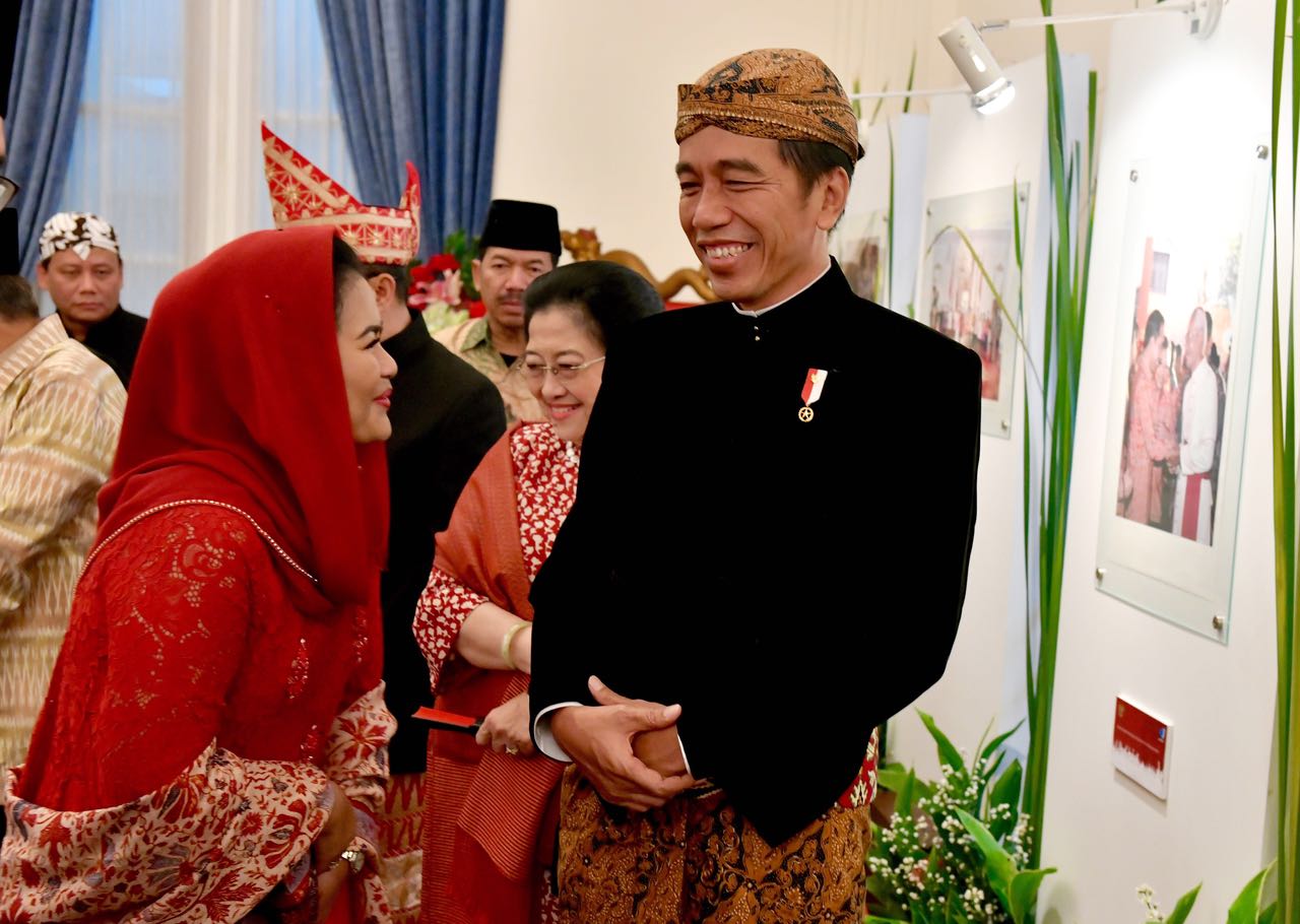 Puti Guntur Soekarno dan Presiden Jokowi, saat melihat-lihat pameran foto-foto sejarah lahirnya Pancasila, di peringatan Hari Lahir Pancasila, di Gedung Pancasila Kantor Kementerian Luar Negeri, Jakarta, Jumat 1 Juni 2018. 