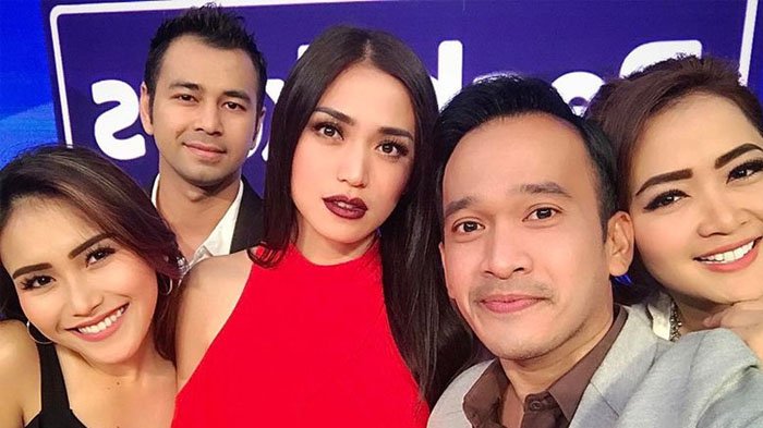 Raffi Ahmad bersama pengisi acara Pesbukers, yakni Ayu Ting Ting, Jessica Iskandar, Ruben Onsu dan Vega Darwanti.