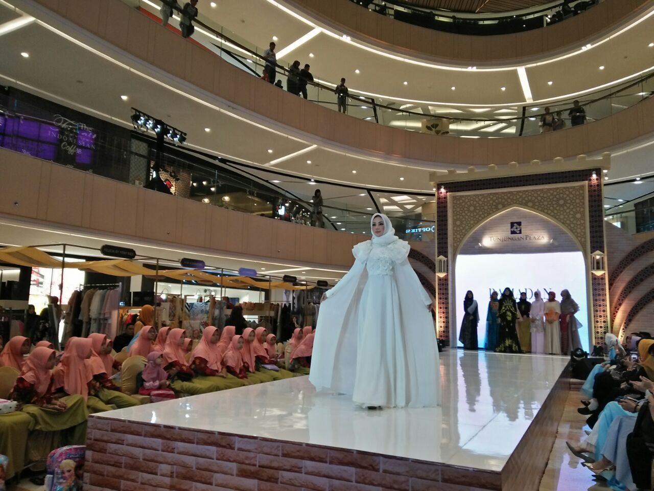 Salah satu model yang hadir dalam acara Ramadan Runway 2018 di Atrium Tunjungan Plaza 6 Surabaya. (amm/ngopibareng.id)