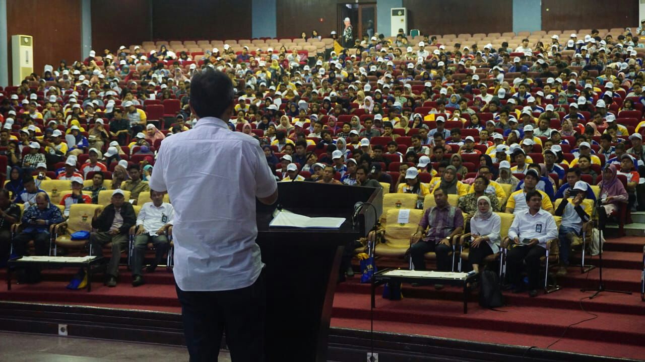 Kementerian PUPR gelar kuliah umum dan workshop Tenaga Ahli Muda Keselamatan dan Kesehatan Kerja (K3) Konstruksi yang dihadiri sekitar 1.200 mahasiswa se-Makassar pada 2 Juni 2018. (foto: Dok. PUPR) 