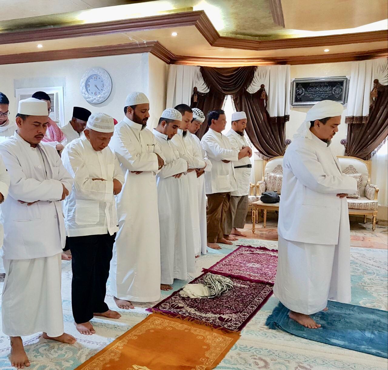 JAMAAH ASHAR: Prabowo Subianto, Amien Rais, shalat berjamaah diimami Habib Rizieq Syihab di Makkah. (foto: PA 212 fot ngopibareng.id)