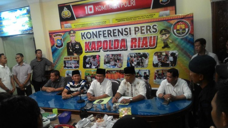 Rektor Universitas Riau (Unri), Prof Dr Ir Aras Mulyadi (kedua kiri) saat jumpa pers bersama Kapolda Riau Irjen Pol Nandang soal penangkapan tiga terduga teroris di kampus Unri, Sabtu (3/6/2018). foto: Antara.