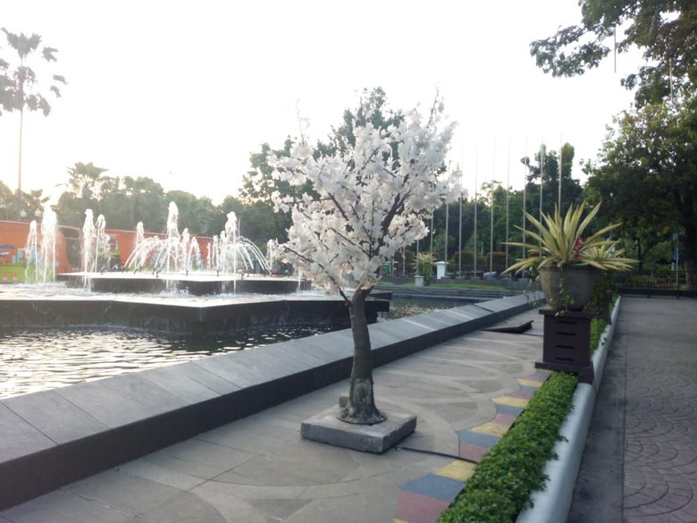 Pohon imitasi hanya dipasang di halaman Balai Kota DKI Jakarta dan halaman Gedung DPRD DKI Jakarta.