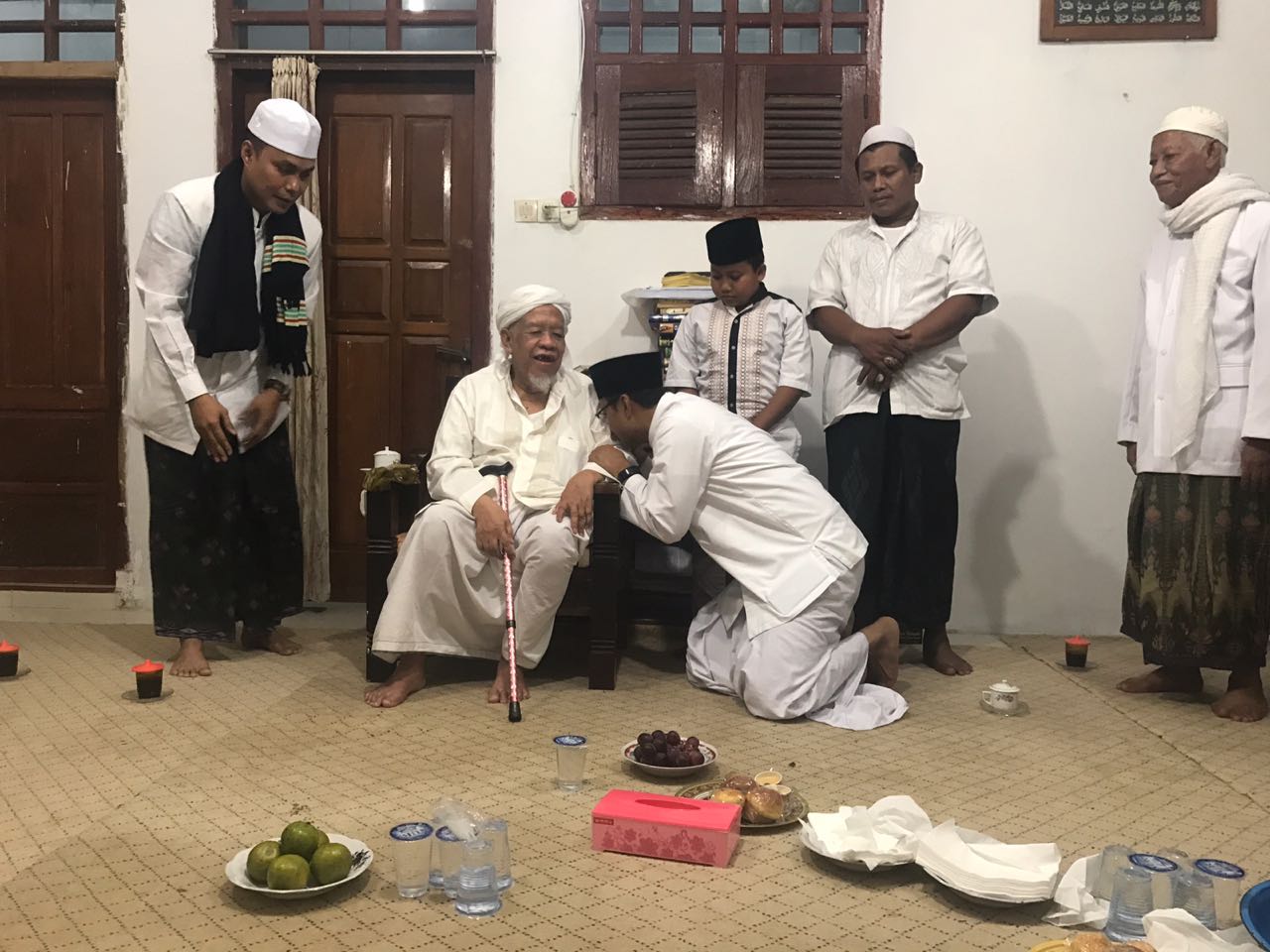 Gus Ipul sowan ke kediaman RKH Muhammad Syamsul Arifin bersama dengan KH Zaini Zuhri (Ponpes Nurul Jadid Paiton, Probolinggo), Minggu, 3 Juni 2018.
