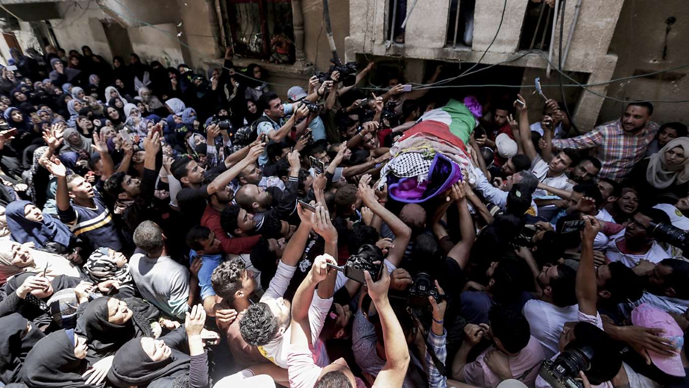 Ribuan warga Palestina mengantarkan jenazah Razan Najjar ke peristirahatan terakhir. foto: YouTube Ruptly.