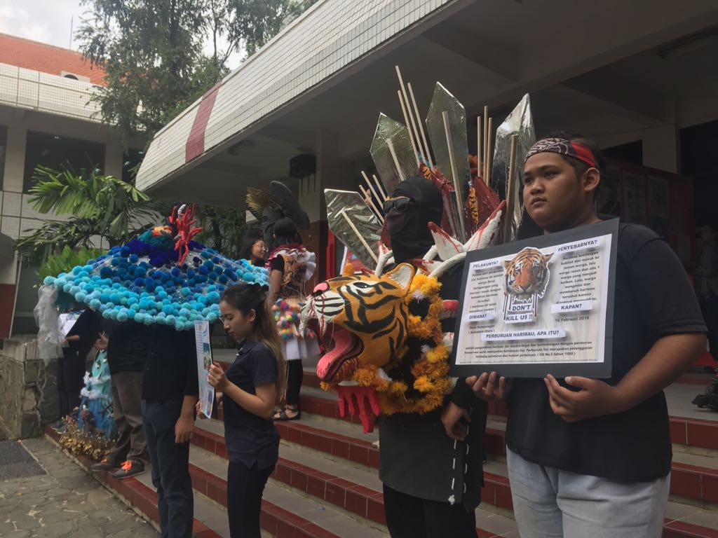 Para mahasiswa FIK Ubaya angkatan 2017 memamerkan desain produk dari limbah daur ulang, Senin (4 Juni 2018). (amm/ngopibareng.id)
