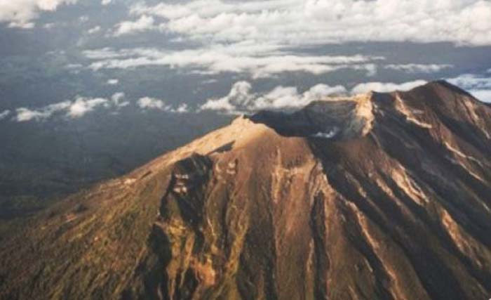 Foto udara kawah Gunung Agung di Karangasem, Bali, akhir bulan lalu.  Gunung Agung adalah gunung berapi tipe stratovolcano tertinggi di Pulau Bali (3.031 mdpl) dengan kawah yang besar dan dalam. (Foto: ahmad subaidi/antara)