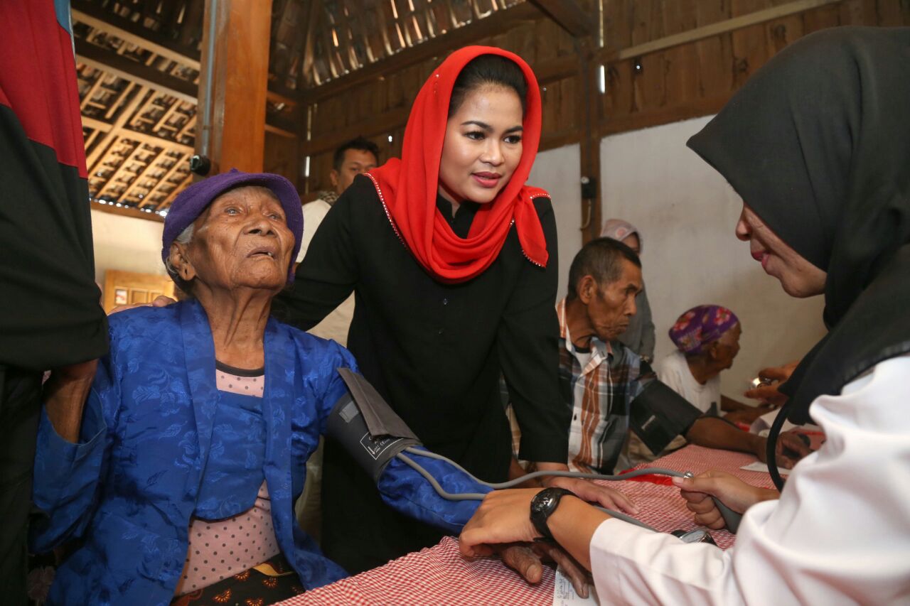 Puti bertemu kaum perempuan, ibu-ibu dan warga lanjut usia (lansia) di Desa Mangunharjo, Ngawi, Senin, 4 Juni 2018. 