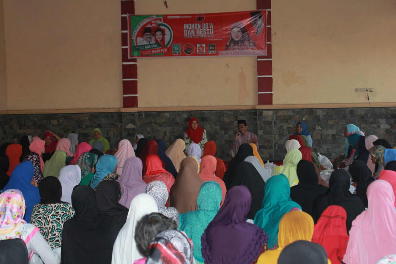 Kampanye Calon Gubernur Saifullah Yusuf (Gus Ipul) dan Calon Wakil Gubernur Puti Guntur Soekarno terus dilakukan di Mojokerto Raya. Terutama di kalangan perempuan, Senin, 4 Juni 2018. 
