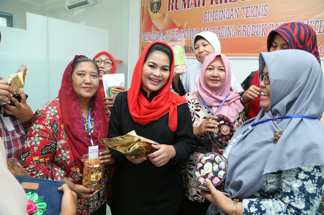 Puti Guntur Soekarno berkunjung ke Rumah Kreatif. Puti tertarik dengan pengembangan produk-produk UMKM di rumah tersebut, Senin, 4 Juni 2018. 