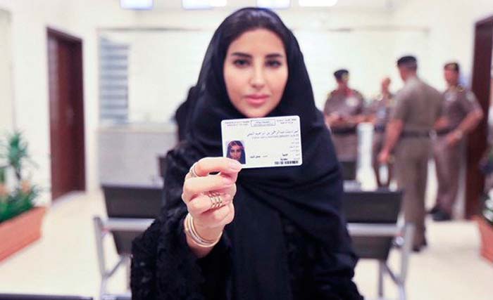 Esraa Albuti, direktur eksekutif di Ernst & Young Arab Saudi di Riyadh, adalah wanita pertama Arab Saudi yang memiliki surat ijin mengemudi. Da menunjukkan SIMnya yang dikeluarkan oleh Departemen Lalu Lintas Umum di Riyadh hari Senin 4 Juni kemarin. (foto;ap/arab news))