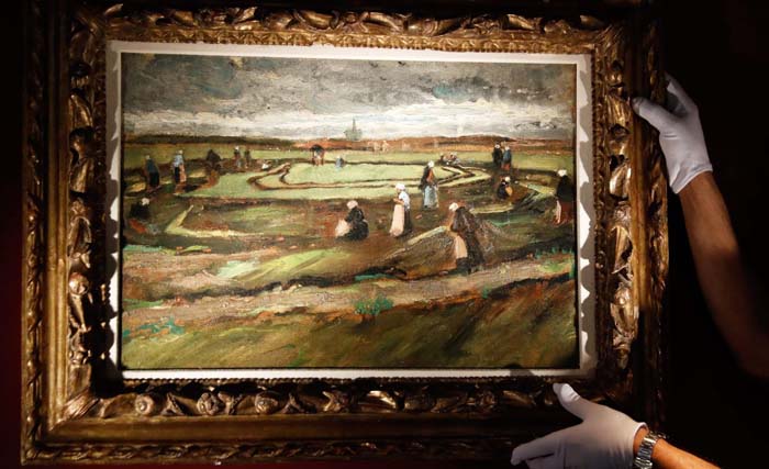 karya Vincent Van Gogh berjudul Raccommodeuses de filets dans les dunes, terjual Rp 113 miliar di balai lelang Artcurial, Paris, hari Senin 4 Juni kemarin. (foto: the nation)  