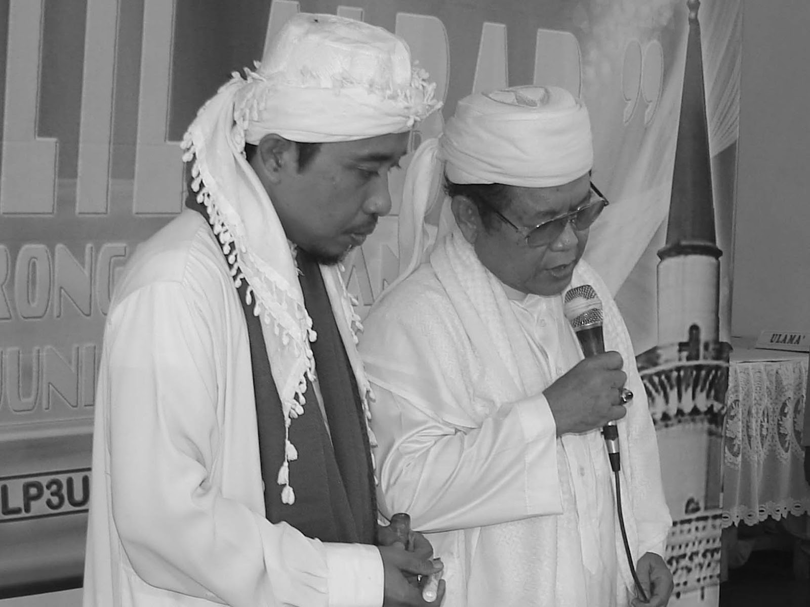 KH Kharisuddin Aqib (kiri)