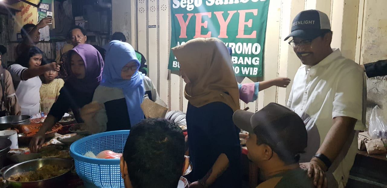 Calon Gubernur Jawa Timur, Saifullah Yusuf menikmati sahur di sego sambel mak yeye, Wonokromo, Selasa, 5 Juni 2018