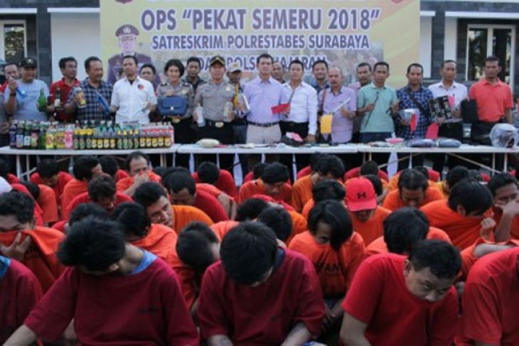 Polrestabes Surabaya gelar barang bukti dan ribuan tersangka pelaku kejahatan (Foto: Antara)