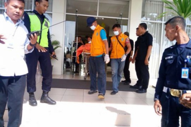 Korban pembunuhan di Apartemen Educity, Mulyorejo, Surabaya dievakuasi. (foto: Istimewa) 
