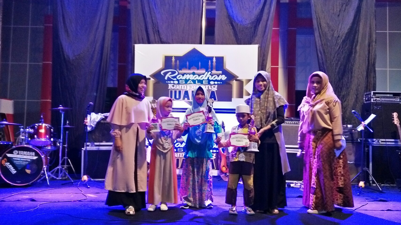 Para pemenang lomba hafalan Juz Amma di Festival Anak Soleh Milenial Kampoeng Juanda, Selasa, 5 Juni 2018. (amm/ngopibareng.id)