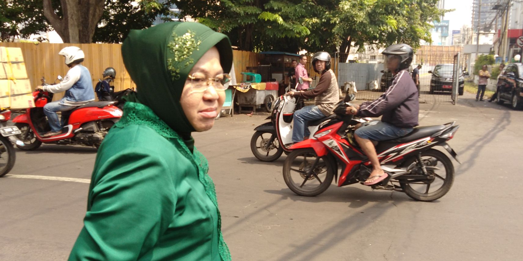 Wali Kota Risma saat meninjau aset Pemkot Surabaya, Jalan Kenari, Rabu, 6 Juni 2018. (foto: frd/ngopibareng.id) 