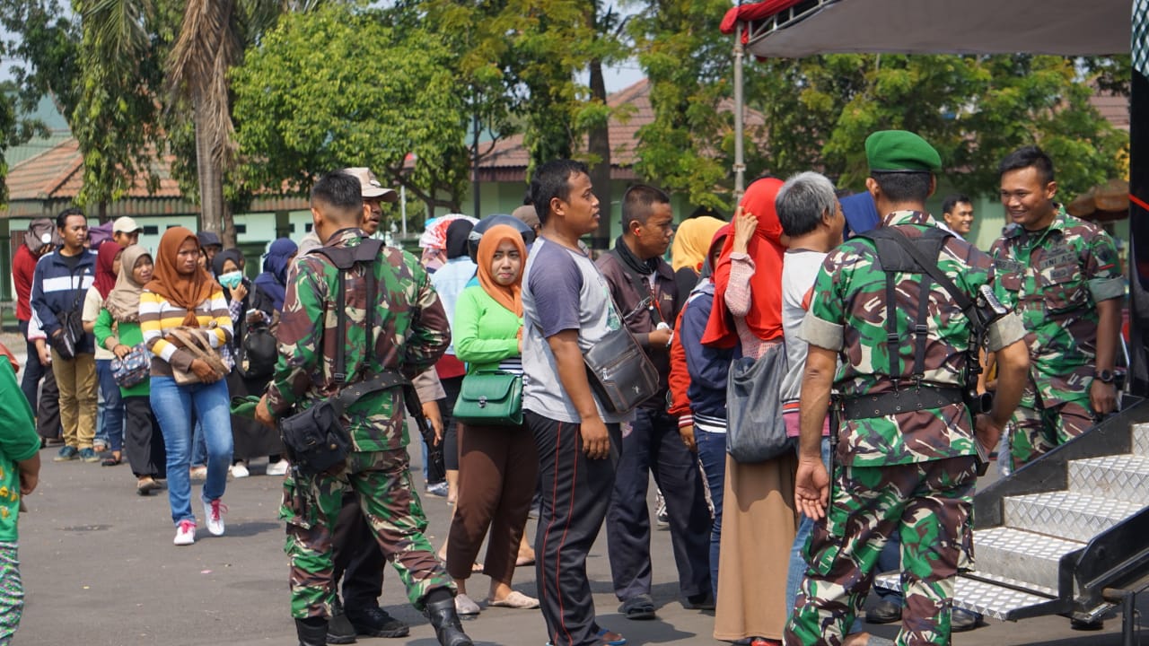 Jelang Lebaran, masyarakat Surabaya mengantri untuk penukaran uang baru, Rabu, 6 Juni 2018.