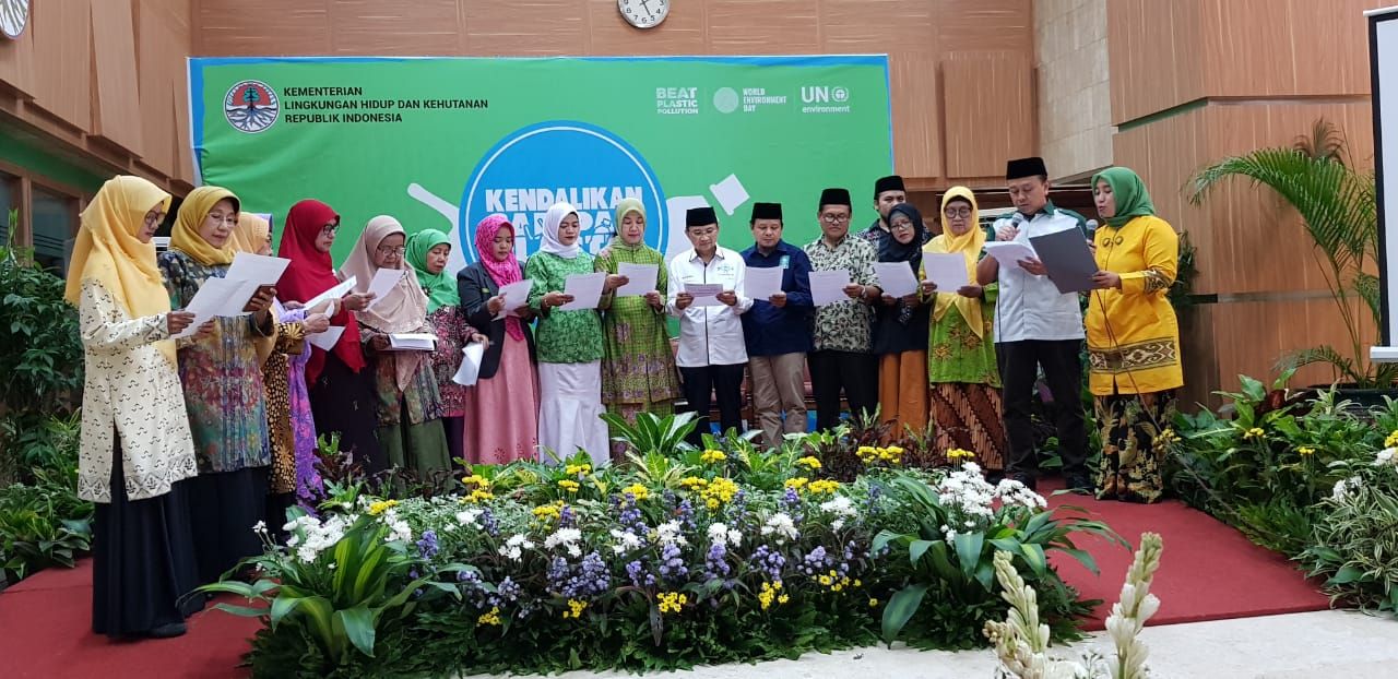 DEKLARASI: Deklarasi Pengurangan Sampah Kantong Plastik di Kementerian Lingkungan Hidup dan Kehutanan (KLHK), di Jakarta. (foto: ist)