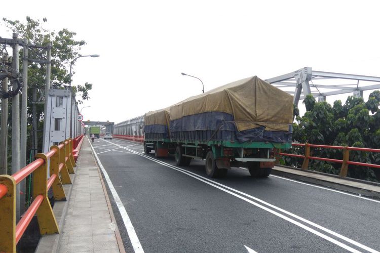 Jembatan Widang - Babat yang ambruk pada April lalu akhirnya bisa dilintasi. Meski demikian pihak pemerintah belum menyatakan beroperasi. Rabu, 6 Juni 2018. (Foto: Antara)